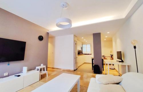 Figares Apartment | Exclusive Apartment with Pool and Parking in Granada Tico Medina