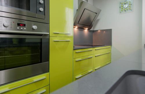 Almenara Apartment | Explore Plaza de Castilla II: Family-Friendly & Pet Welcoming