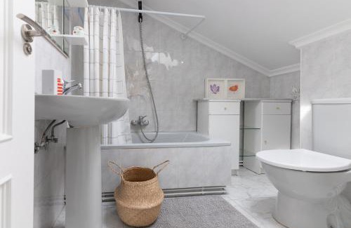 Mogro Apartment | Oceanfront Retreat at Apartamento Ría de Mogro - 9/10 Rating