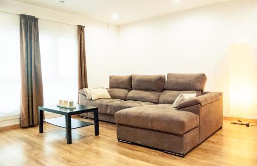 Souto Apartment | Cozy Apartamento Reyes Católicos: Family-Friendly Retreat