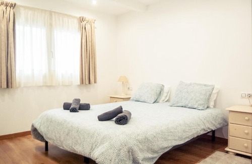 Souto Apartment | Cozy Apartamento Reyes Católicos: Family-Friendly Retreat