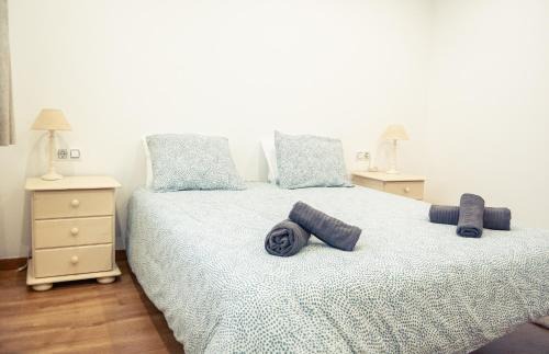 Souto Apartment | Cozy Apartamento Reyes Católicos: Family-Friendly Retreat