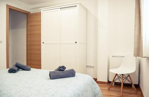 Souto Apartment | Cozy Apartamento Reyes Católicos: Family-Friendly Retreat