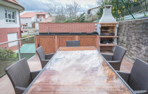 Boo Apartment | Cozy Ria de Boo Apartment with Private Patio & Ocean View