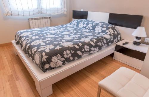 Boo Apartment | Cozy Ria de Boo Apartment with Private Patio & Ocean View