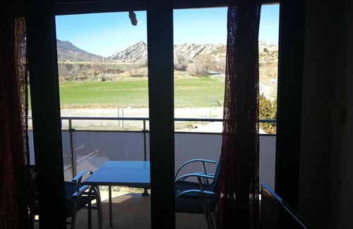 Aren Apartment | Cozy Rural Apartment Escarla with Breakfast & Family Friendly