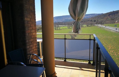 Aren Apartment | Cozy Rural Apartment Escarla with Breakfast & Family Friendly