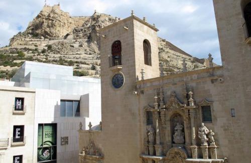 Alicante City Centre Apartment | Elegant Oceanfront Stay at Apartamento Santa - Rated 9.3/10
