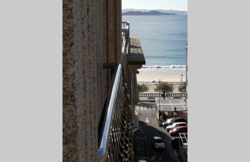 Sanxenxo Apartment | Beachside Retreat: Apartamento Sanxenxo, Steps from the Shore