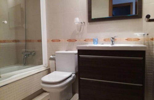 Sanxenxo Apartment | Beachside Retreat: Apartamento Sanxenxo, Steps from the Shore