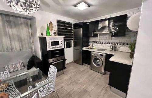 Los Pajaros Apartment | Inviting Sevilla Enzo Apartment with Breakfast Included