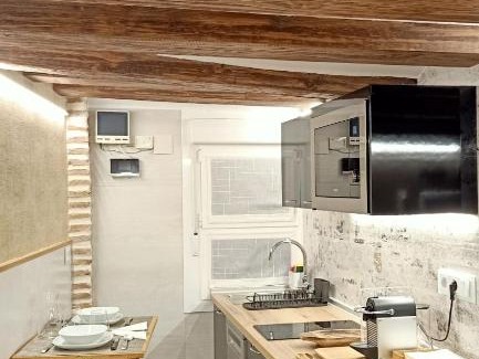 Logrono Historic Centre Apartment | Cozy Suite for Two with Exceptional 9.6/10 Guest Rating