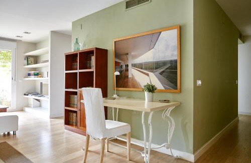 Merida Old Town Apartment | Child-Friendly Apartment near Tíble Teatro with Parking