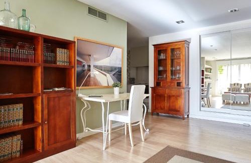 Merida Old Town Apartment | Child-Friendly Apartment near Tíble Teatro with Parking