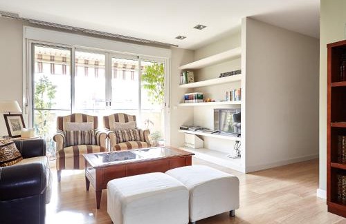 Merida Old Town Apartment | Child-Friendly Apartment near Tíble Teatro with Parking