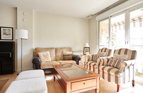 Merida Old Town Apartment | Child-Friendly Apartment near Tíble Teatro with Parking