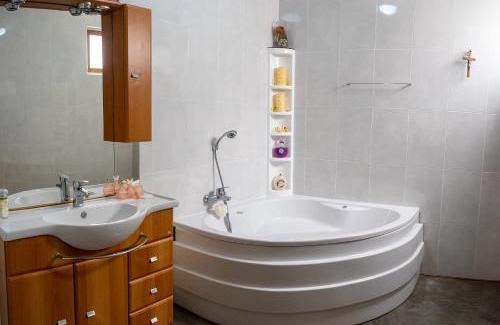 Ribeira Grande Apartment | Apartamento T3 Equipado Em cima de Restaurante