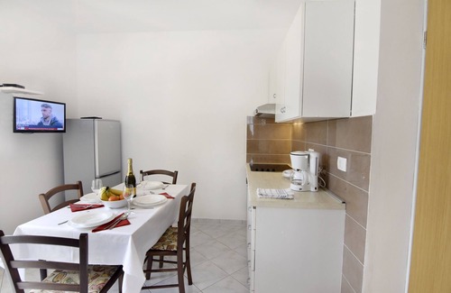 Valica Apartment | Delightful Umag Valica Apartment with Pool Near the Beach