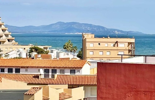 Oropesa del Mar Apartment | Family-Friendly Getaway at Anclamar II with Breakfast & Kitchen