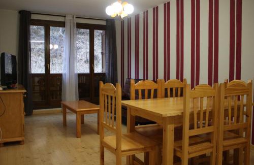 Canfranc-Estacion Apartment | Family-Friendly Getaway at Apartamento Viman - Rated 9.4/10