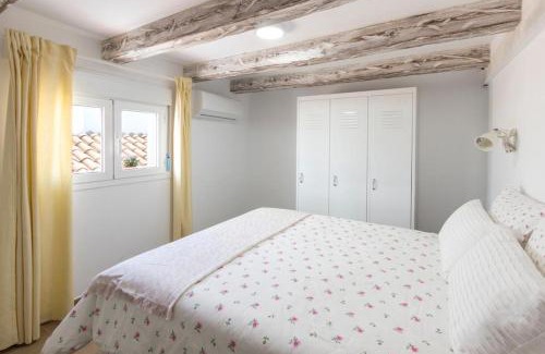 El Ejido Apartment | Vintage Apartment in the Heart of Málaga - Pet Friendly Stay