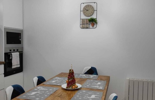 Pradollano Apartment | Inviting Apartamento Vista Nevada: Family-Friendly Retreat
