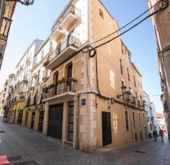 Plaza Mayor Apartment | Family-Friendly Apartamentos Cáceres Turístico with High Ratings
