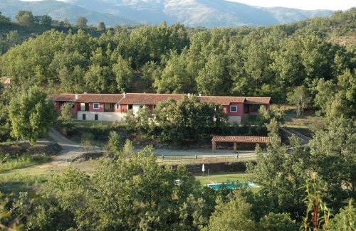 Cuacos de Yuste Apartment | Pet-Friendly Oceanfront Stay at Apartamentos Casasturga