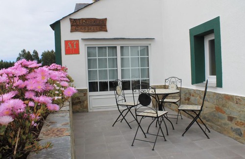 Loza Apartment | Guest Rated 8.9: Apartamentos Castello with Pet-Friendly Comfort