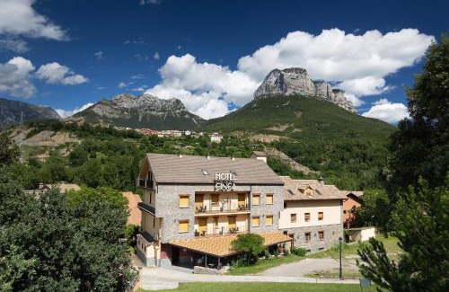 Escalona Hotel | Family-Friendly Apartamentos Cinca with Top Guest Reviews