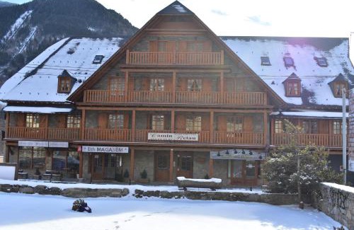 Arties Apartment | Top-Rated Apartamentos Deth Camin Reiau with Family Amenities