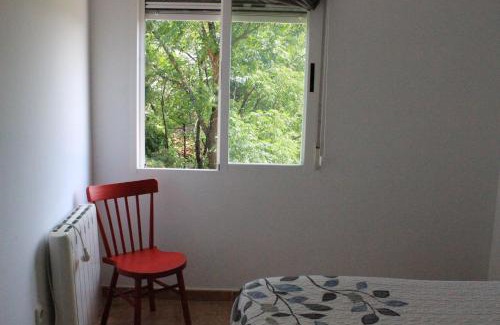 Candeleda Apartment | Cozy Apartamentos el Cardenillo: Pet-Friendly Retreat