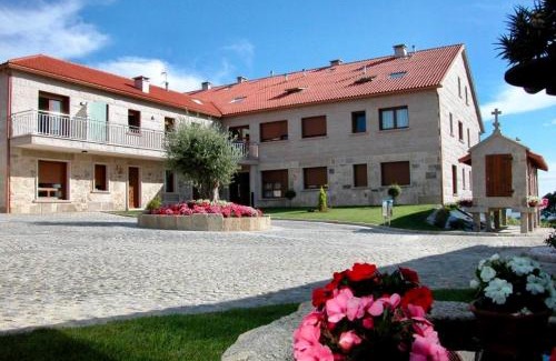 Aios Apartment | Cozy Eira Do Mar Apartments: Top-Rated with Pool & Pets Welcome