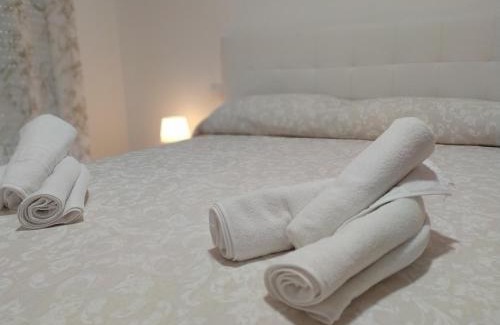 La Guardia Apartment | Pet-Friendly El Barco Apartments with Restaurant & High Ratings