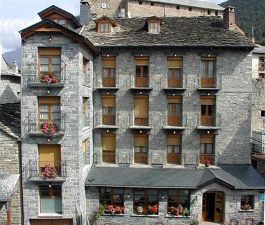 Broto Apartment | Discover Apartamentos Gabarre: Family-Friendly Retreat