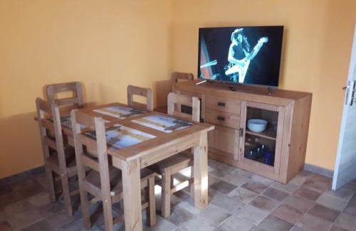Faio House | Pet-Friendly Apartamentos Hiberus Flumen with Great Amenities