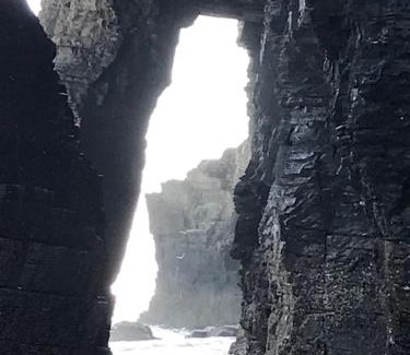 Figueras (Castropol) Apartment | Oceanfront Comfort at Apartamentos Las Fuentes - Rated 9/10