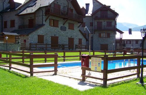 Linsoles Apartment | Family-Friendly Apartamentos Nevados with Pool Access