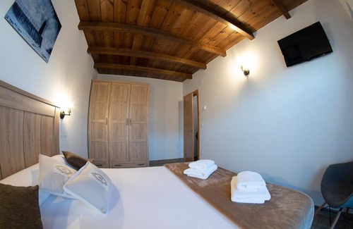 La Caridad Apartment | Exceptional Apartamentos Rurales Camín Real: Pet Friendly Stay