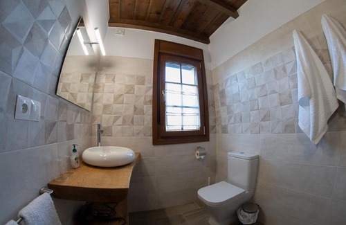 La Caridad Apartment | Exceptional Apartamentos Rurales Camín Real: Pet Friendly Stay