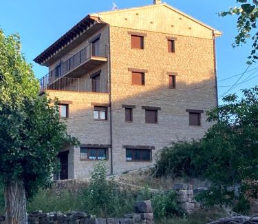 Alobras Apartment | Enchanting Apartamentos Rurales Fuente del Peral Getaway