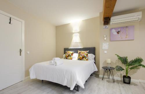 Alcala de Henares Apartment | Relax at Apartamentos RyC - Family-Friendly Stay Awaits!