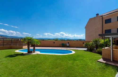 Huercanos Apartment | Discover Apartamentos Turísticos Rioja y Camino: 4-Star Bliss