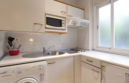 Parque Alcosa Apartment | Elegant Stay at Apartamentos Vértice Bib Rambla with Pool