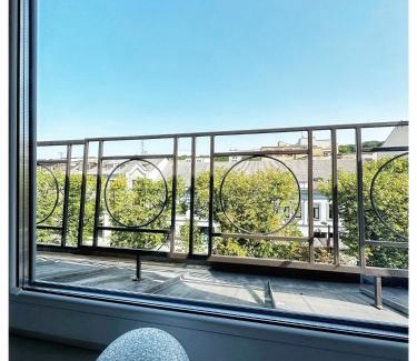 Liberty Avenue Apartment | Central City Apartments: Top-Rated Family-Friendly Stay