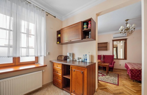 Sandomierz Apartment | Delightful Apartamenty Furta Dominikańska with Kitchen & Dining