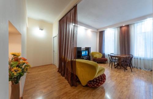 Verkhnie Misto Apartment | Top-Rated Family Retreat at Apartamenty Sofia - 9.8/10!