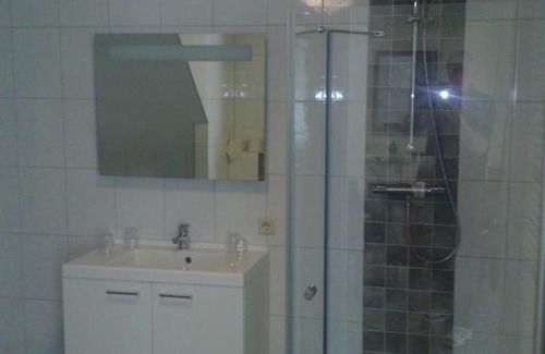Papenveer Apartment | Oceanfront Comfort at Apartement De Vosseburch - 8.8/10 Rating