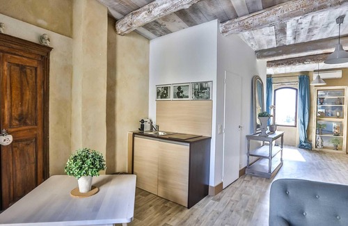 Gordes Apartment | Experience Gordes: Local Living with Breakfast & Kitchen