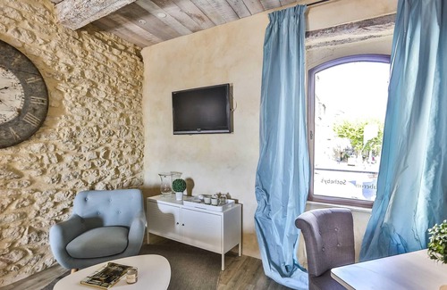 Gordes Apartment | Experience Gordes: Local Living with Breakfast & Kitchen